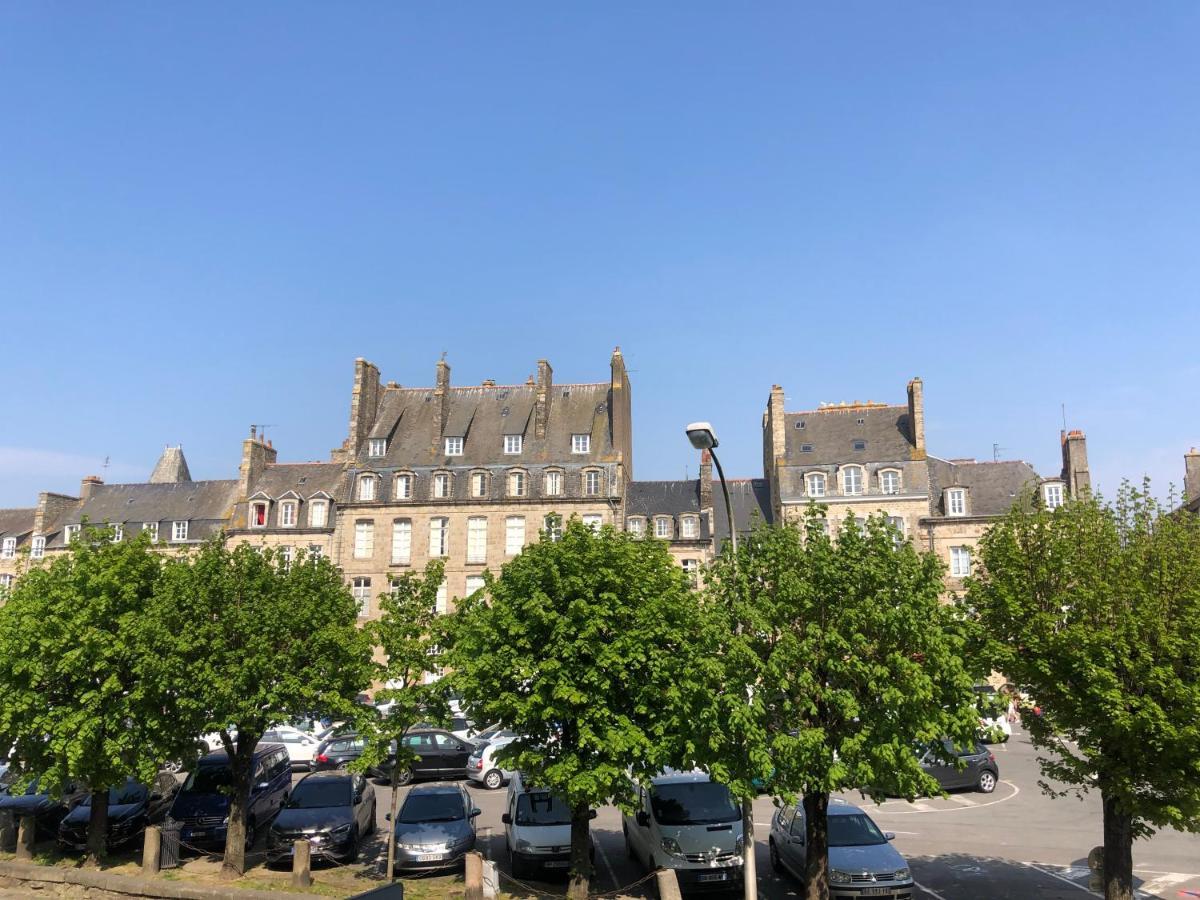L'Aparthe Dinan - Vue Sur La Place Du Marche Exterior foto