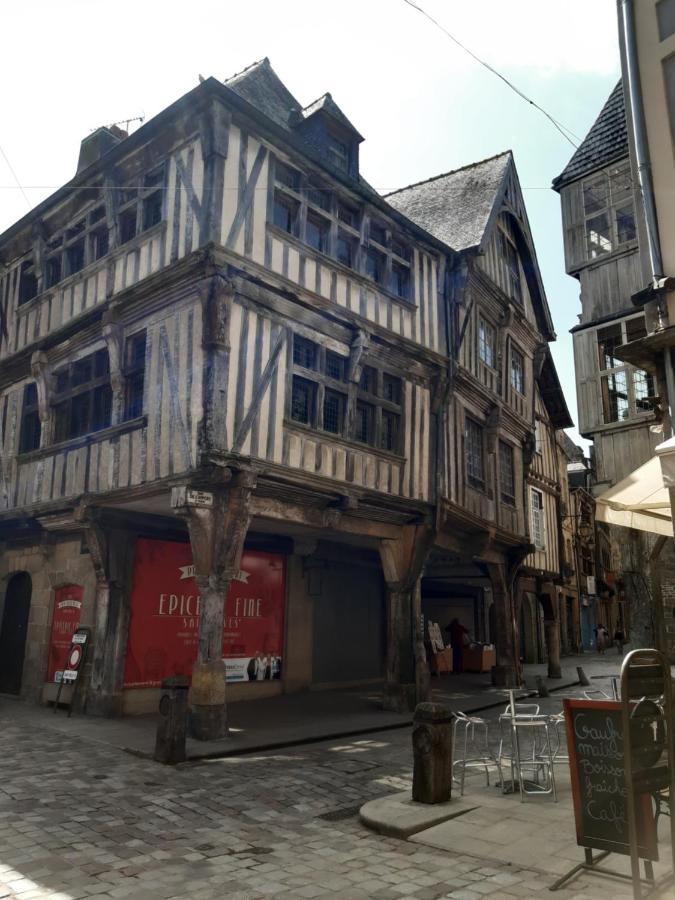 L'Aparthe Dinan - Vue Sur La Place Du Marche Exterior foto