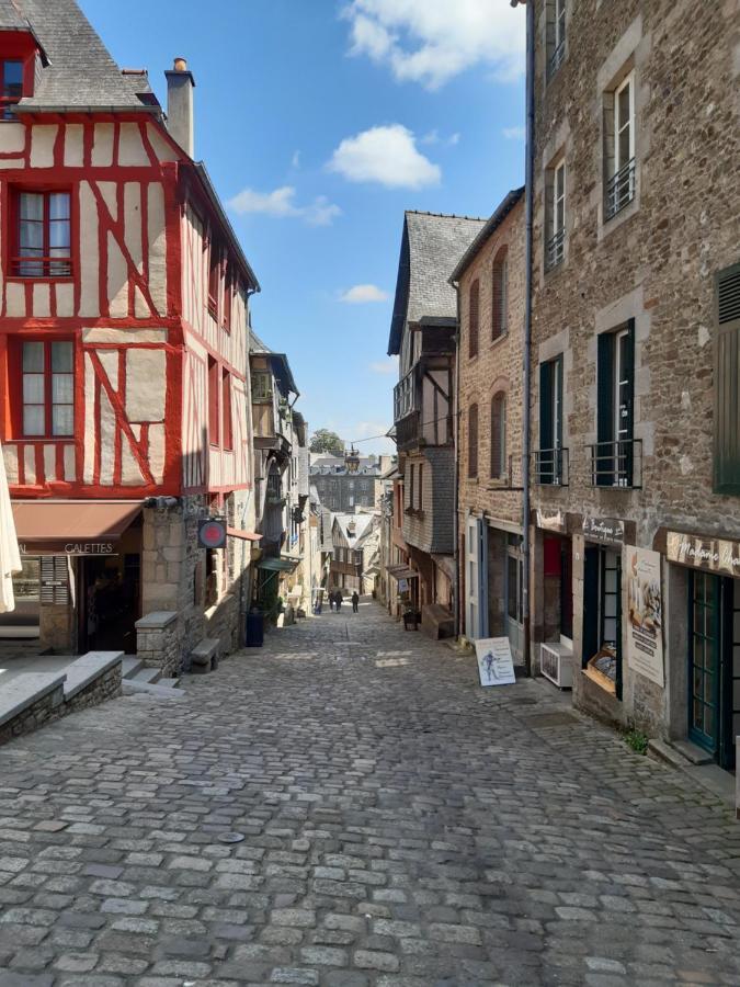 L'Aparthe Dinan - Vue Sur La Place Du Marche Exterior foto