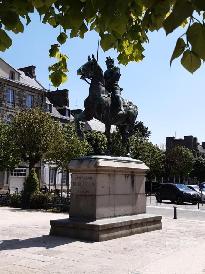 L'Aparthe Dinan - Vue Sur La Place Du Marche Exterior foto
