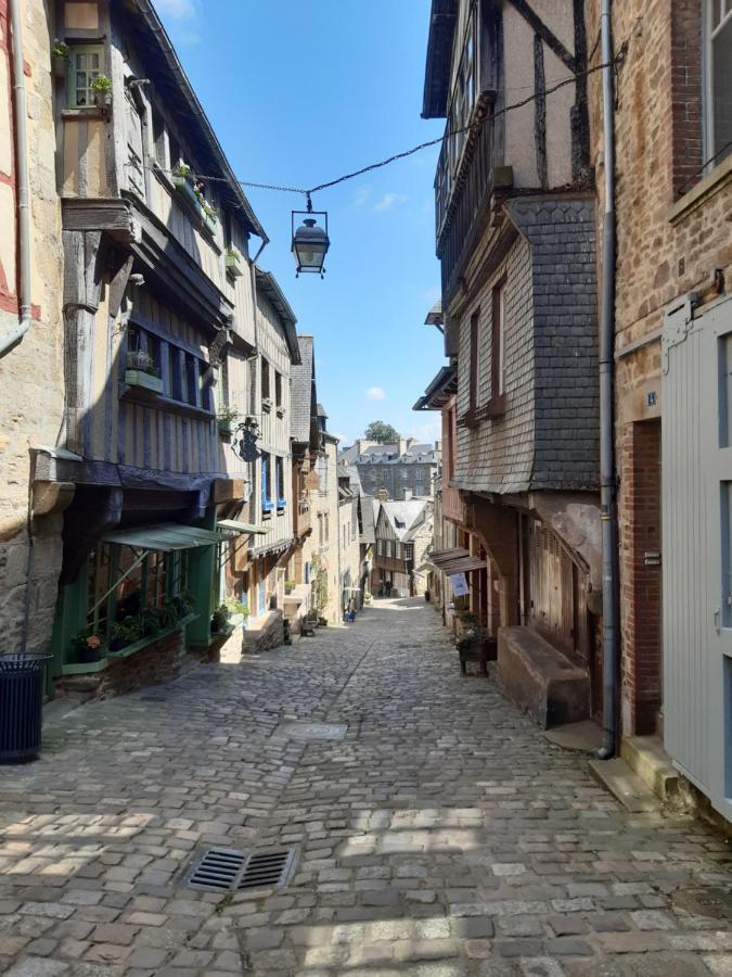 L'Aparthe Dinan - Vue Sur La Place Du Marche Exterior foto